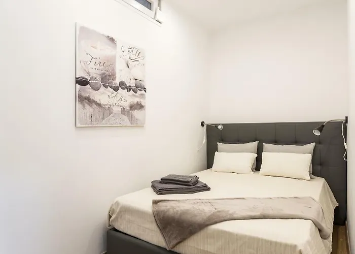 First House 公寓 *